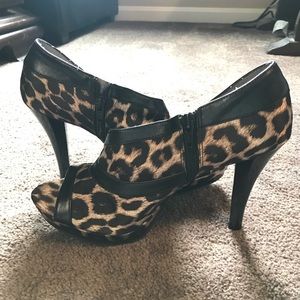 Carlos Santana Leopard Print open toed pump